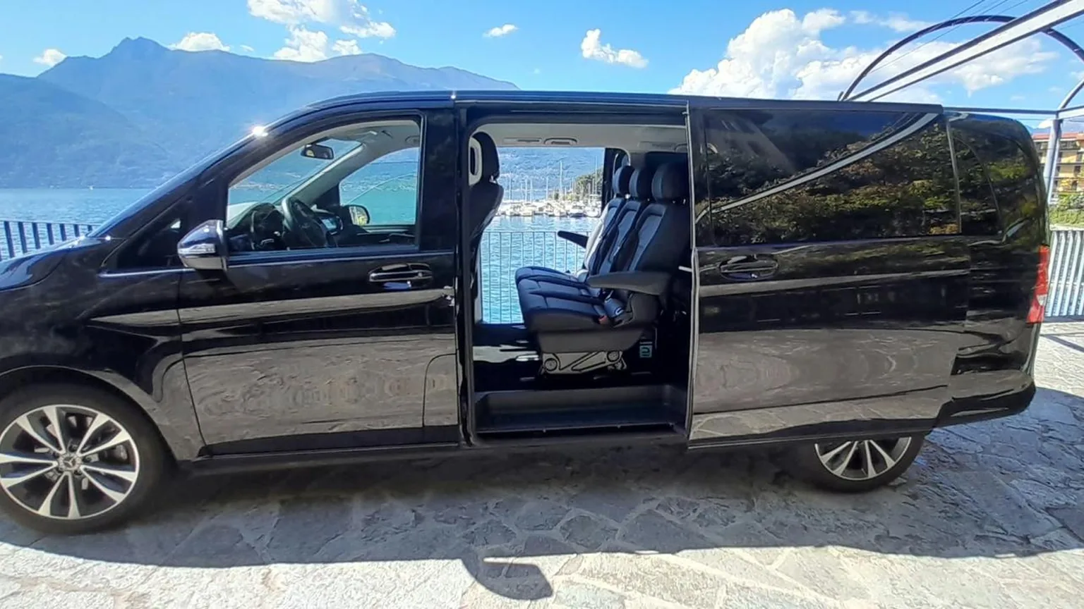NCC Sondrio: minivan Mercedes nero con la porta scorrevole aperta, in riva al lago